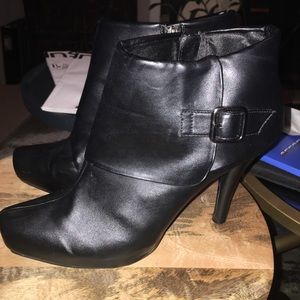 Kenneth Cole Reaction high heeled bootie